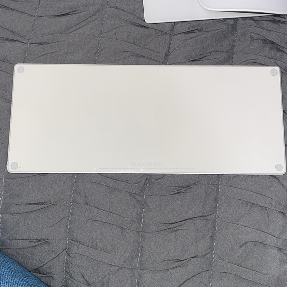 APPLE KEYBOARD - Picture 2 of 2